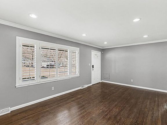 5th image of 8002 Evanston Ave