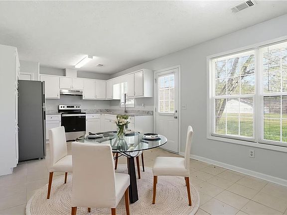 5th image of 30 Oak Wood Ln