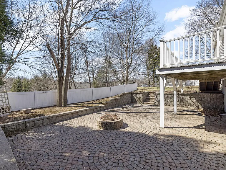 160 Ravenswood Rd — Photo 22
