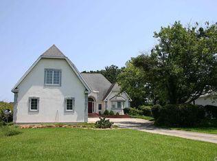 7033 Martins Point Rd, Kitty Hawk, NC 27949