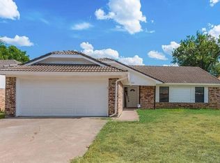 2705 Meadow Ridge Dr, Fort Worth, TX 76133