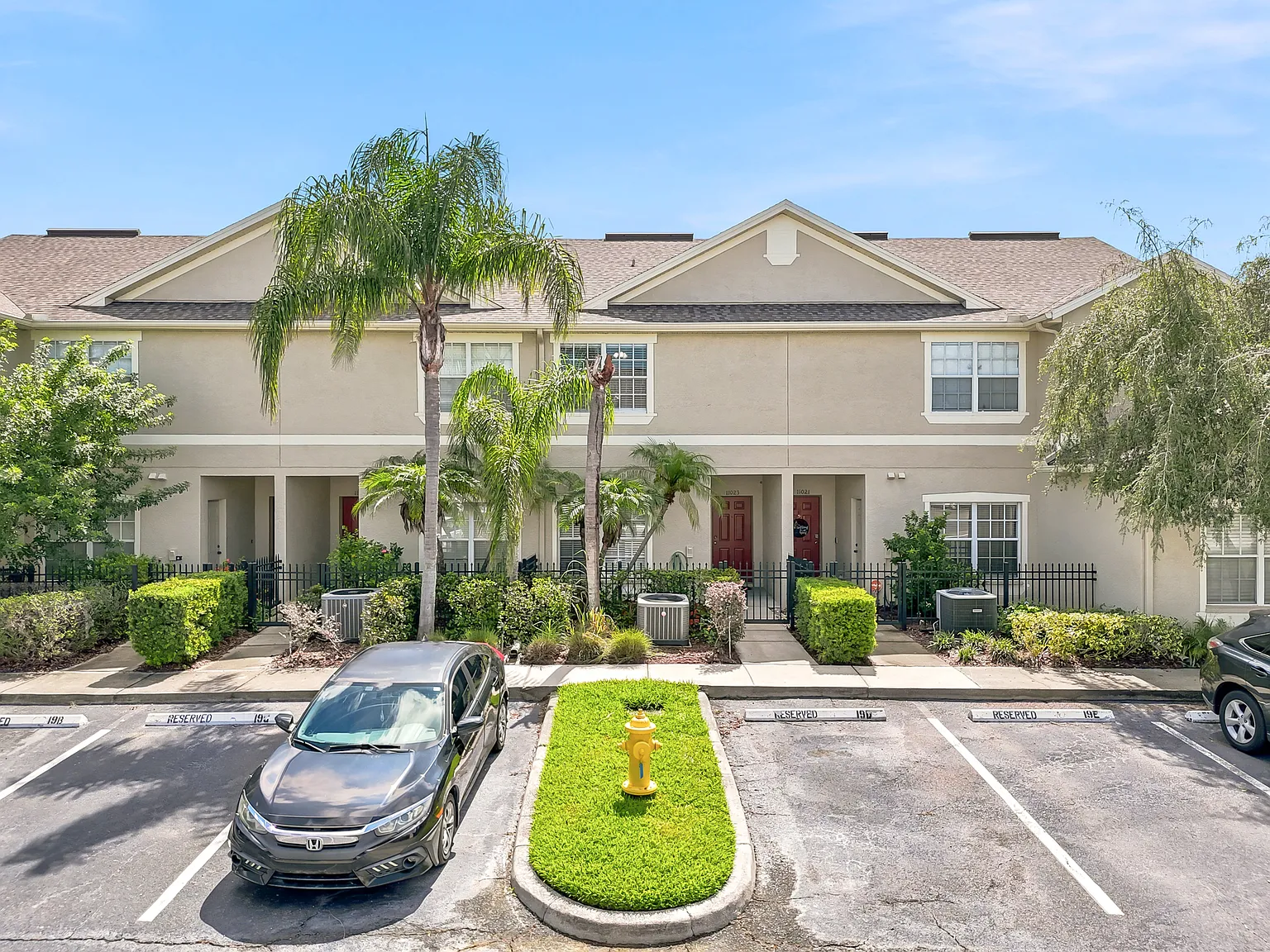 2 bed, 2.5 bath, 1328 sqft, $1,850 — Photo 2
