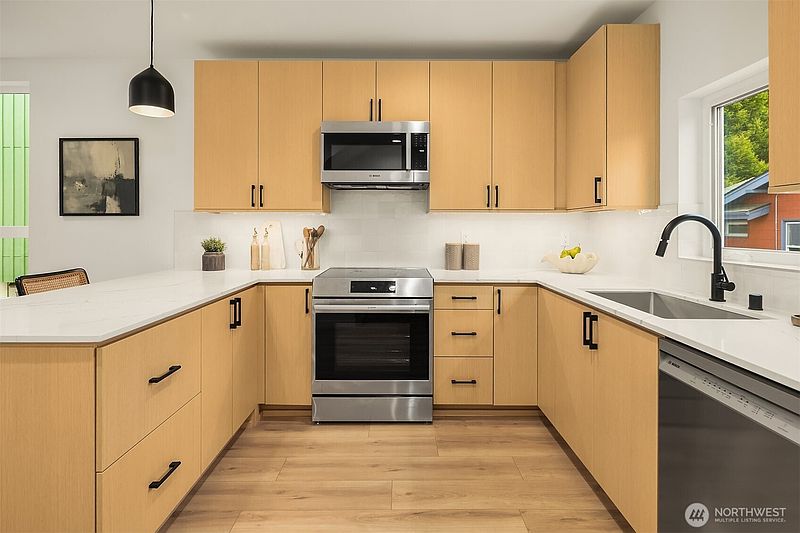 3rd image of 7018 8th Avenue NE