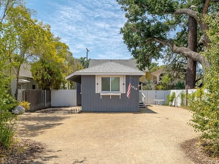 1919 Oak St — Photo 1