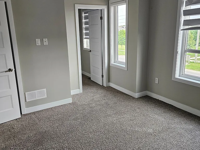 929 Sarnia Rd — Photo 5