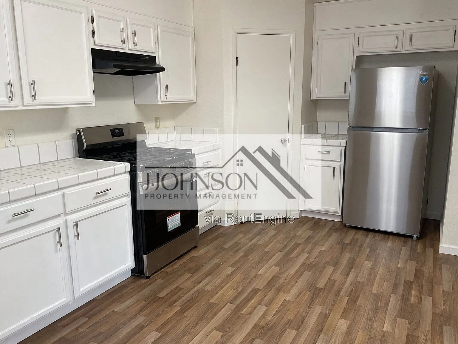 3 bed, 2.0 bath, 1640 sqft, $2,400 — Photo 2