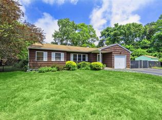 11 Lawrence Rd, Shirley, NY 11967