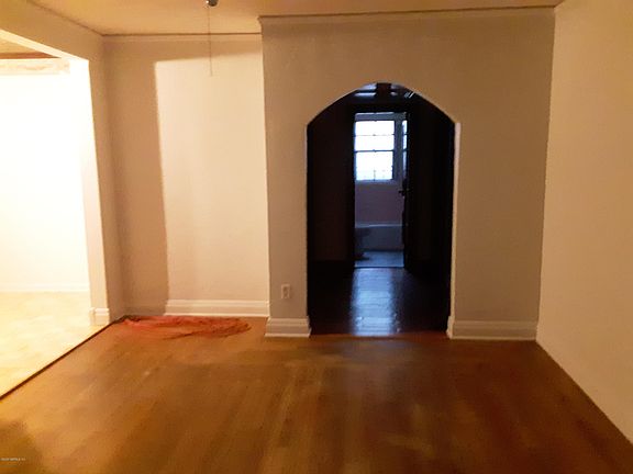3rd image of 415 Sunset Dr