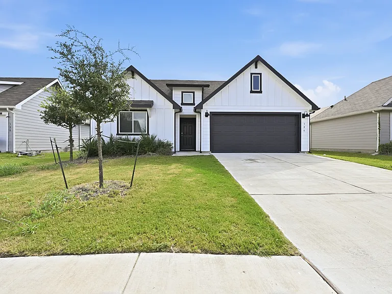 326 Richland Dr — Photo 1