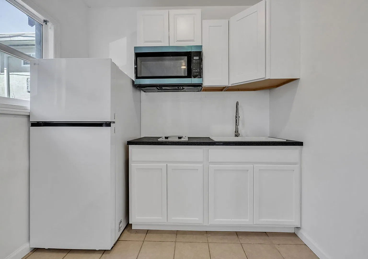 1/BED-1/Full Bath~ Super Mini Cottage With Large Possibilities! — Photo 3