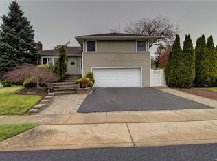 2 Patricia St, Plainview, NY 11803