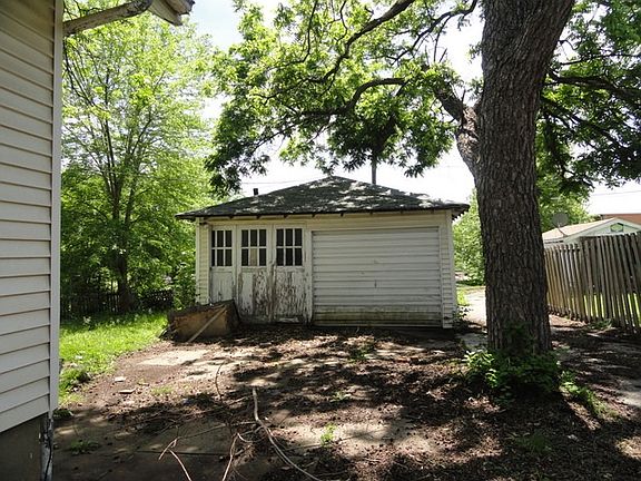 2nd image of 834 Crawford St