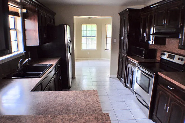 916 Parkway Dr — Photo 2