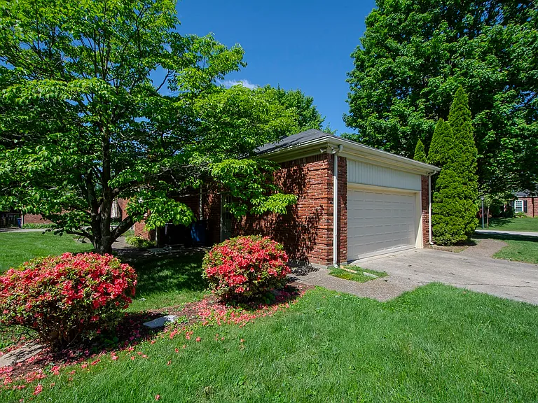 11802 Robindale Rd — Photo 3