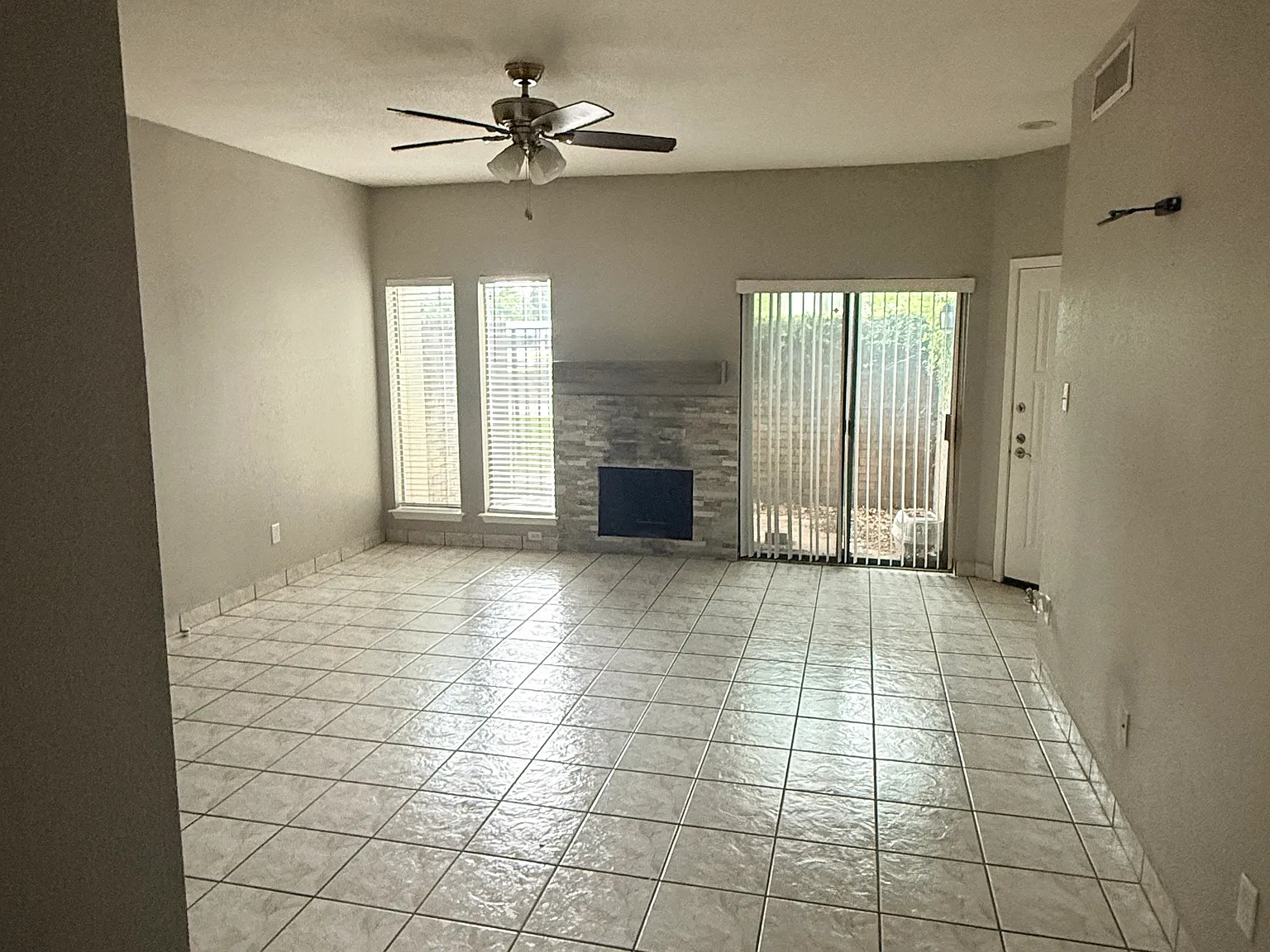 1 bed, 825 sqft, $1,100 — Photo 2