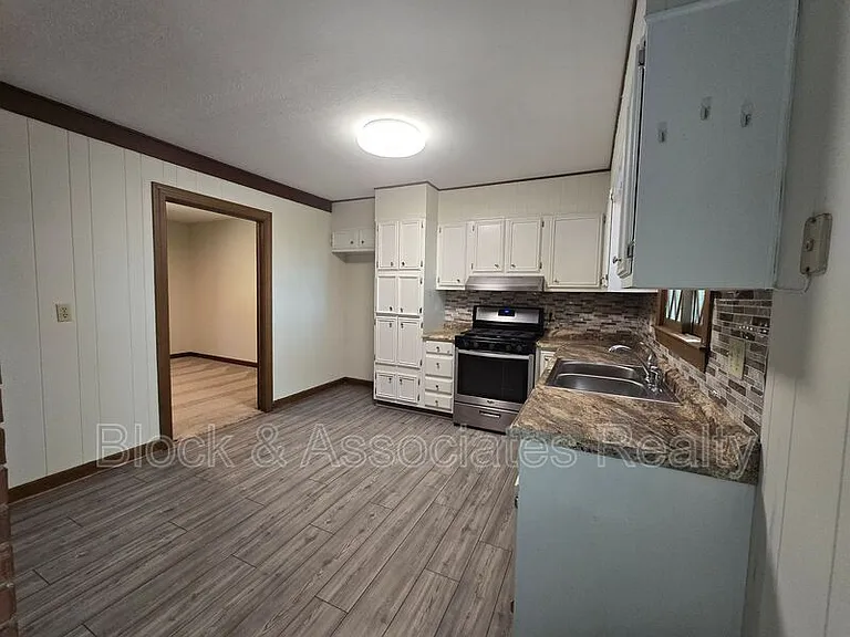 1194 Ingram Dr — Photo 9