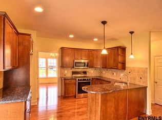 5 Cragmoor Ln, Colonie, NY