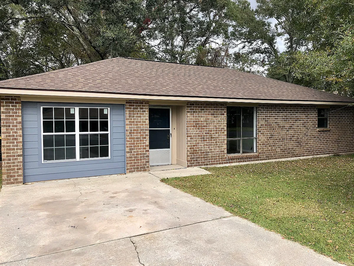 4 bed, 1.5 bath, 1400 sqft, $1,400 — Photo 1