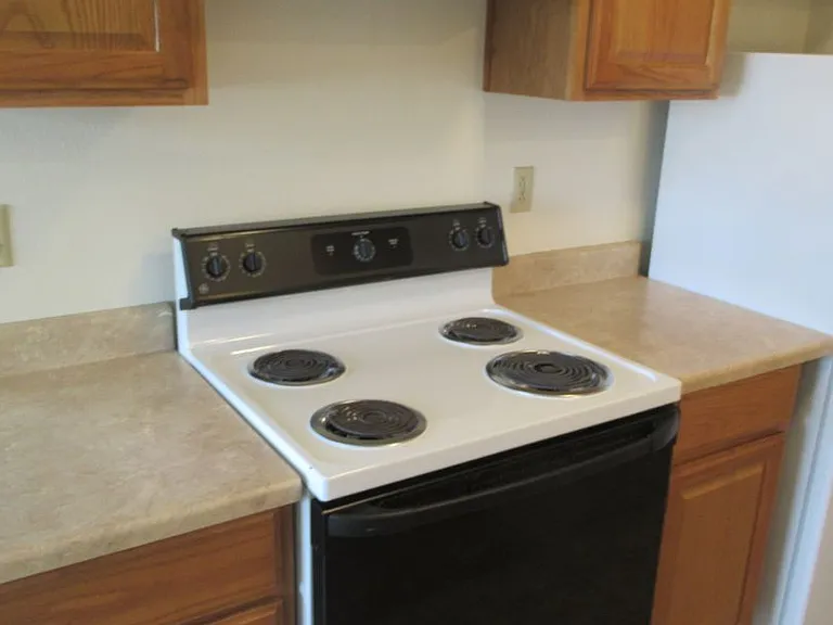 Two Bedroom Apt. w/ Washer and Dryer — Photo 9
