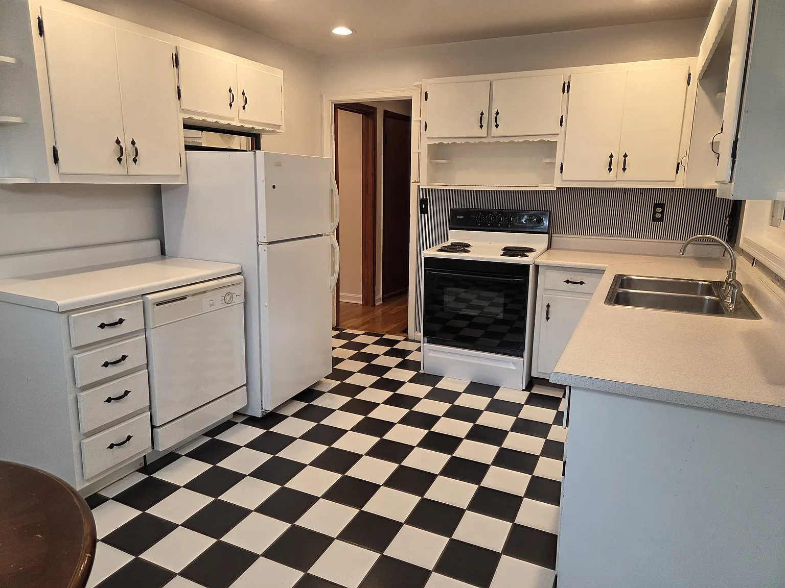3 bed, 1800 sqft, $1,995 — Photo 2