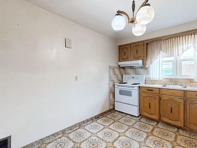 3241 Dufferin St — Photo 15