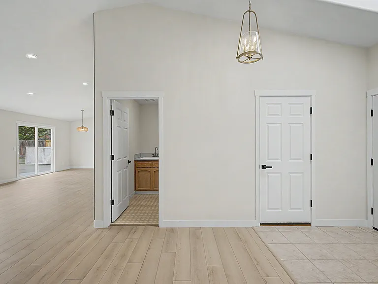 1211 Lotus Ln — Photo 5