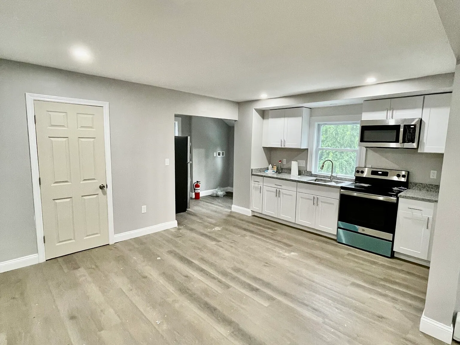 3 bed, 1.0 bath, $1,900 — Photo 1