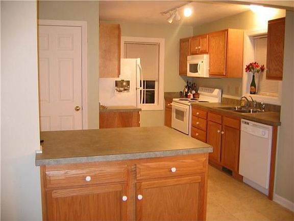 2nd image of 2063 Wyndhurst Rd