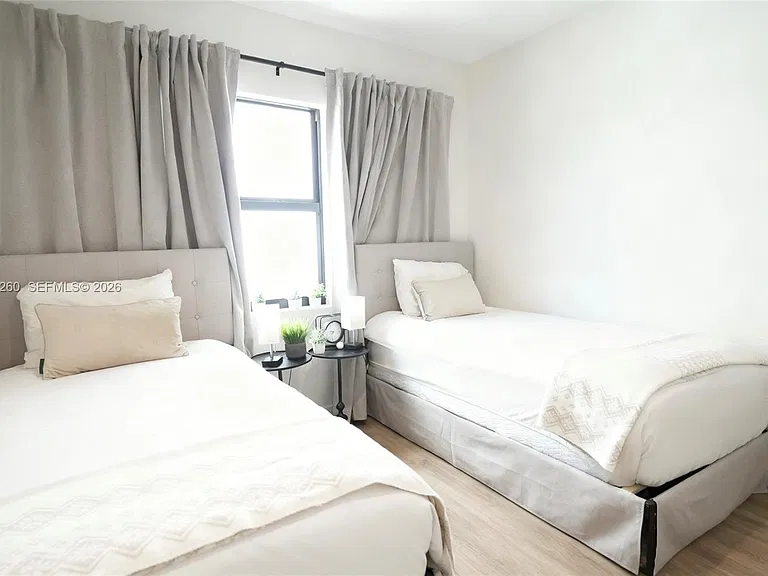 211 SE 4th St #3 — Photo 12