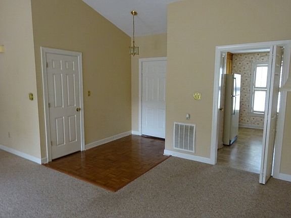 5th image of 406 Heritage West Ct