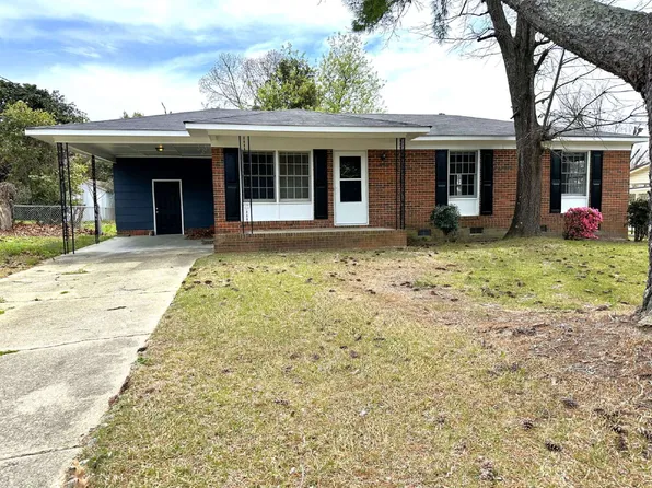 5622 Carson Dr, Fayetteville, NC 28303