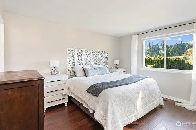 Primary Bedroom (3)