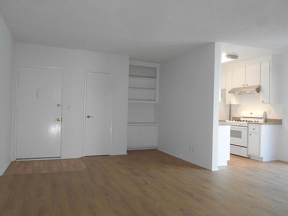206 ENTRY AND KITCHEN
