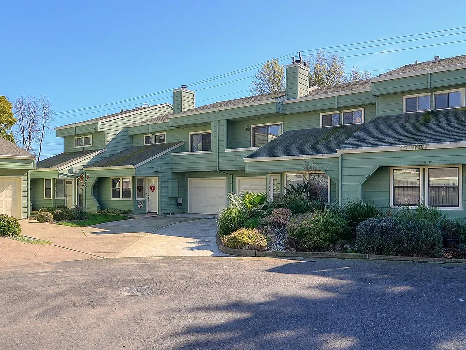 2833 Edison Ave