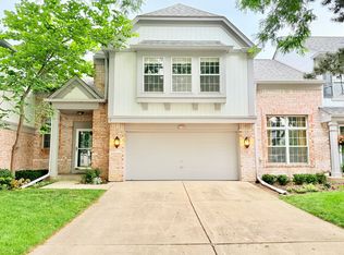 210 W Fox Hill Dr, Buffalo Grove, IL 60089
