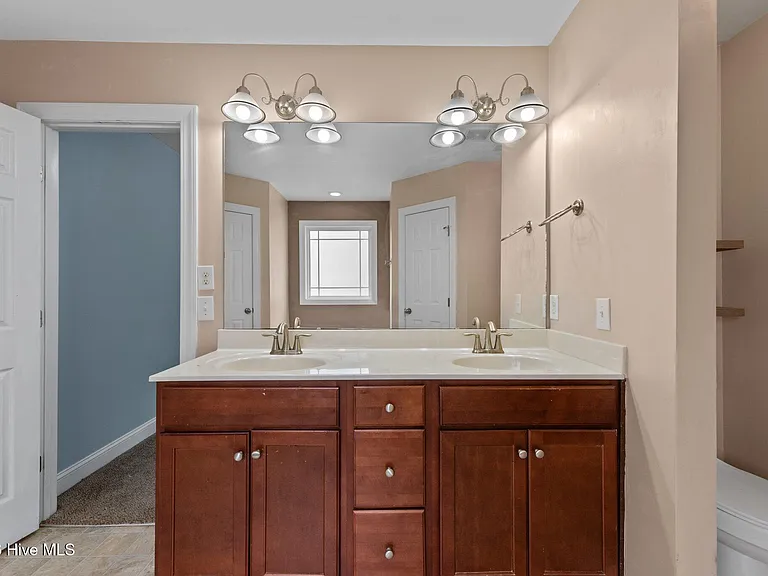 300 Hawks Bluff Dr — Photo 21