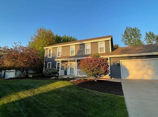 951 Bartlett Dr, Oconomowoc, WI 53066