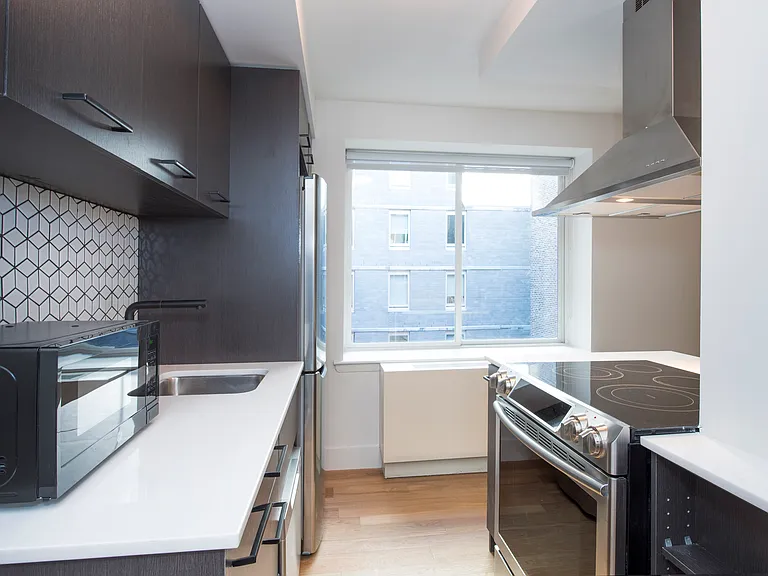 101 E 10th St #4G — Photo 3