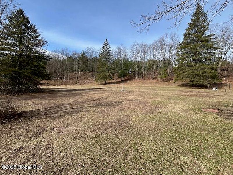 4th image of 629 Valley Road