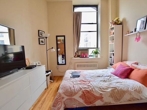 3rd image of 117 E 11th St APT 4c