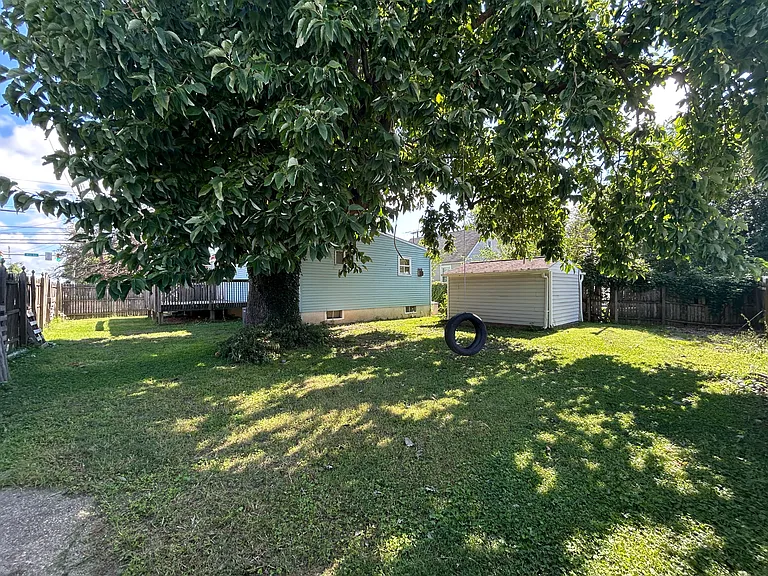 77 Wise Ave — Photo 20
