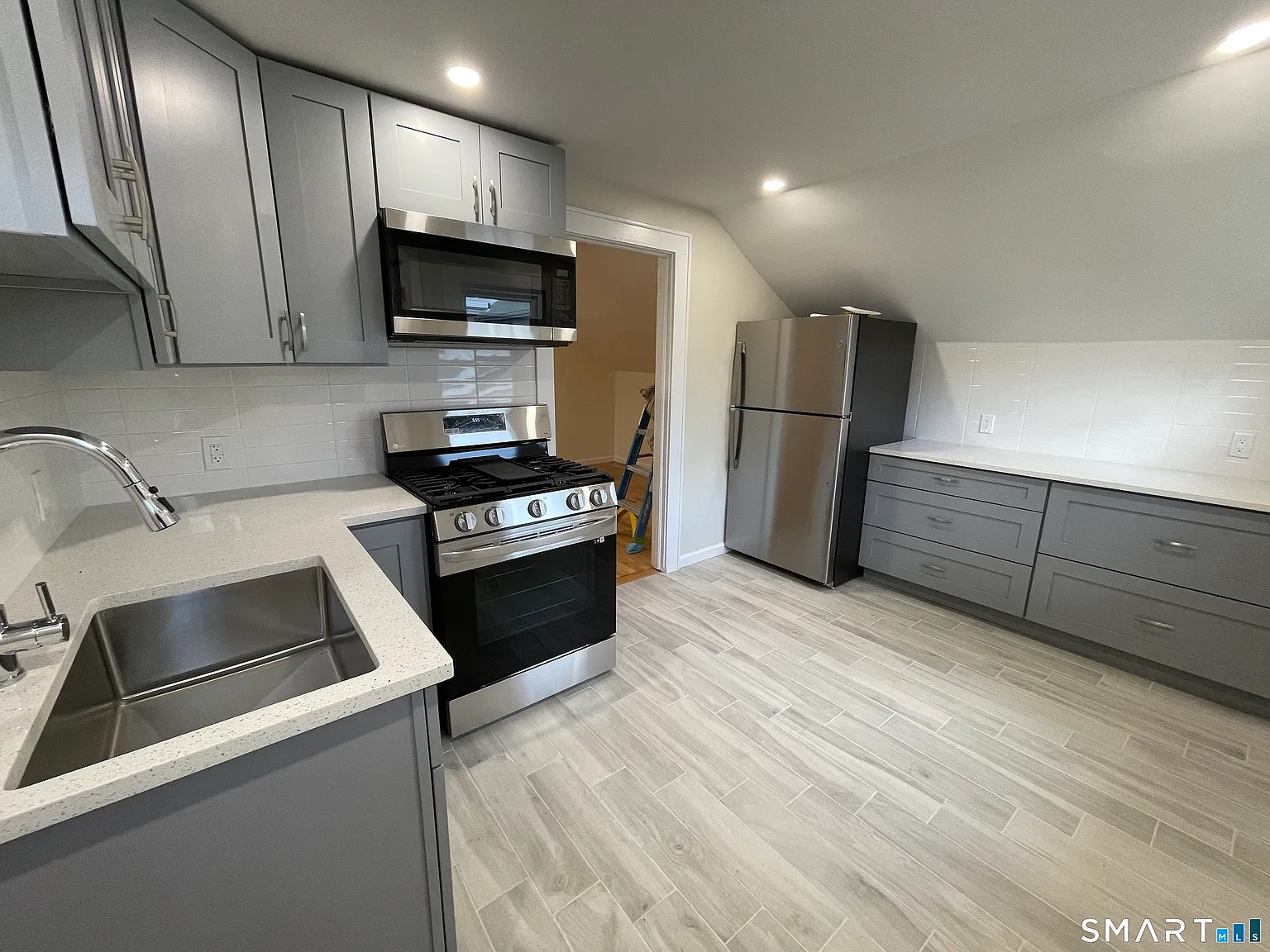 3 bed, 1.0 bath, 2027 sqft, $2,850 — Photo 4