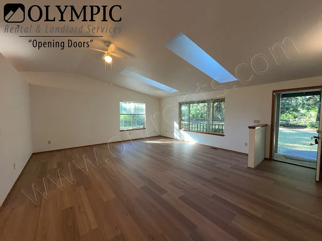 West Olympia 3 Bdrm, 1.75 Bath on Nearly 2 Acres — Photo 3