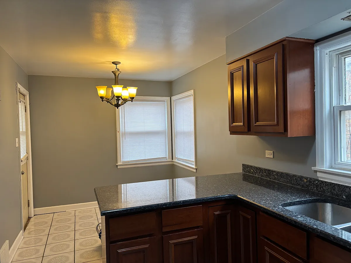 Building Photo - 4907 W Barry Ave #1