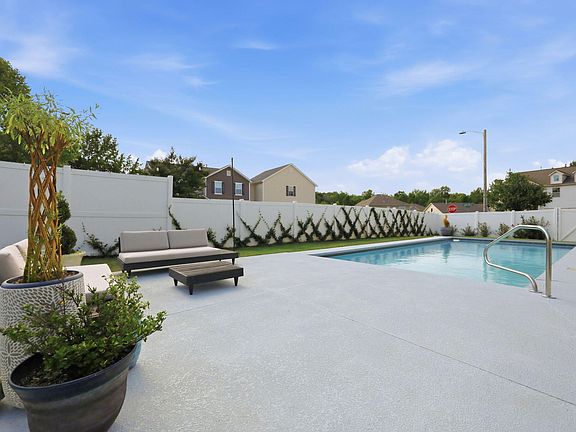 4th image of 921 Sugar Tree Dr