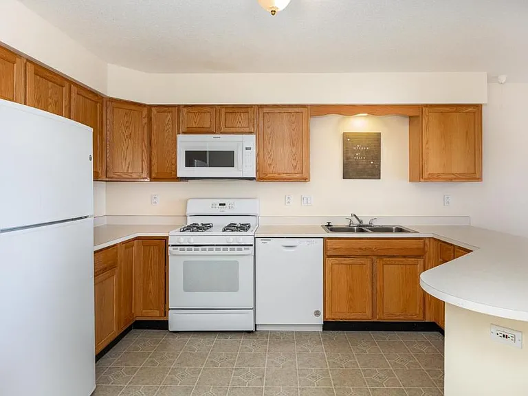 34 Johns Dr — Photo 5
