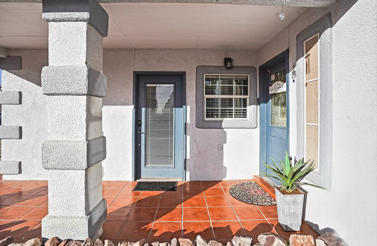 5 bed, 1976 sqft, $2,900 — Photo 3