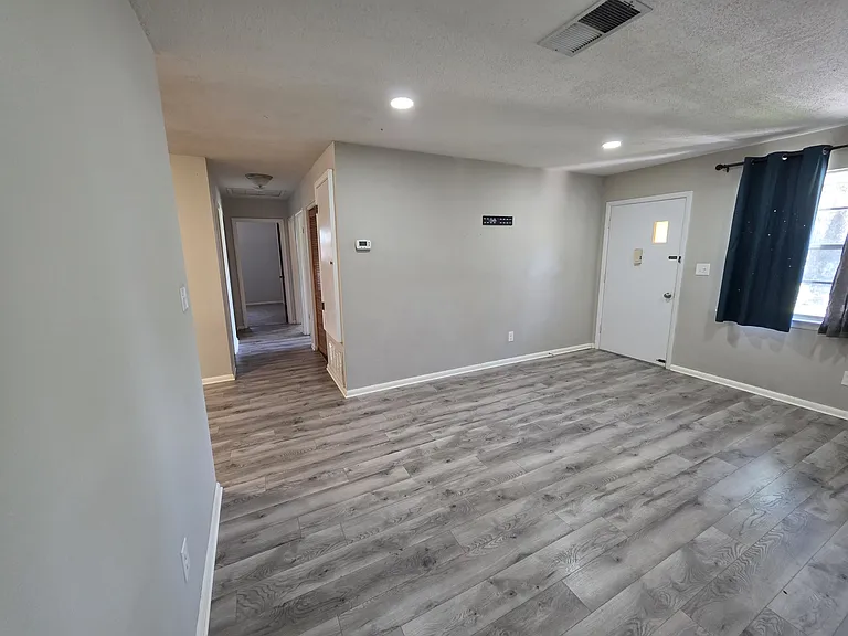 215 Newcastle Dr — Photo 3