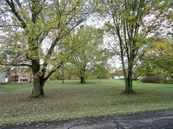 211 N Skytop Rd, Edinboro, PA 16412