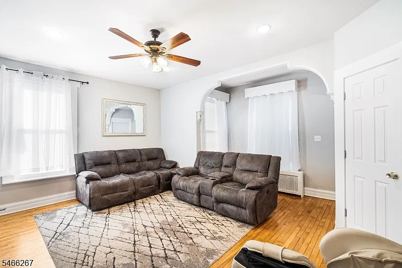 2 bed, 1.0 bath, $3,400 — Photo 2